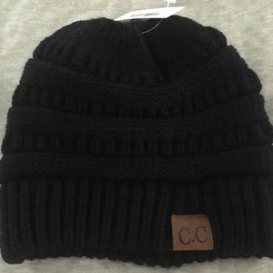Messy Bun CC beanie black